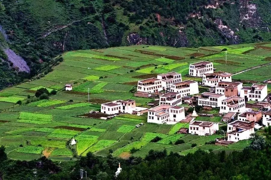 國慶去哪里玩，成都租車自駕去川西，一個景色媲美西藏的地方